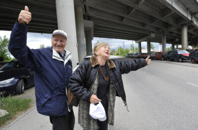 Marica i Mijat na ulici podižu palac u znak autostopa