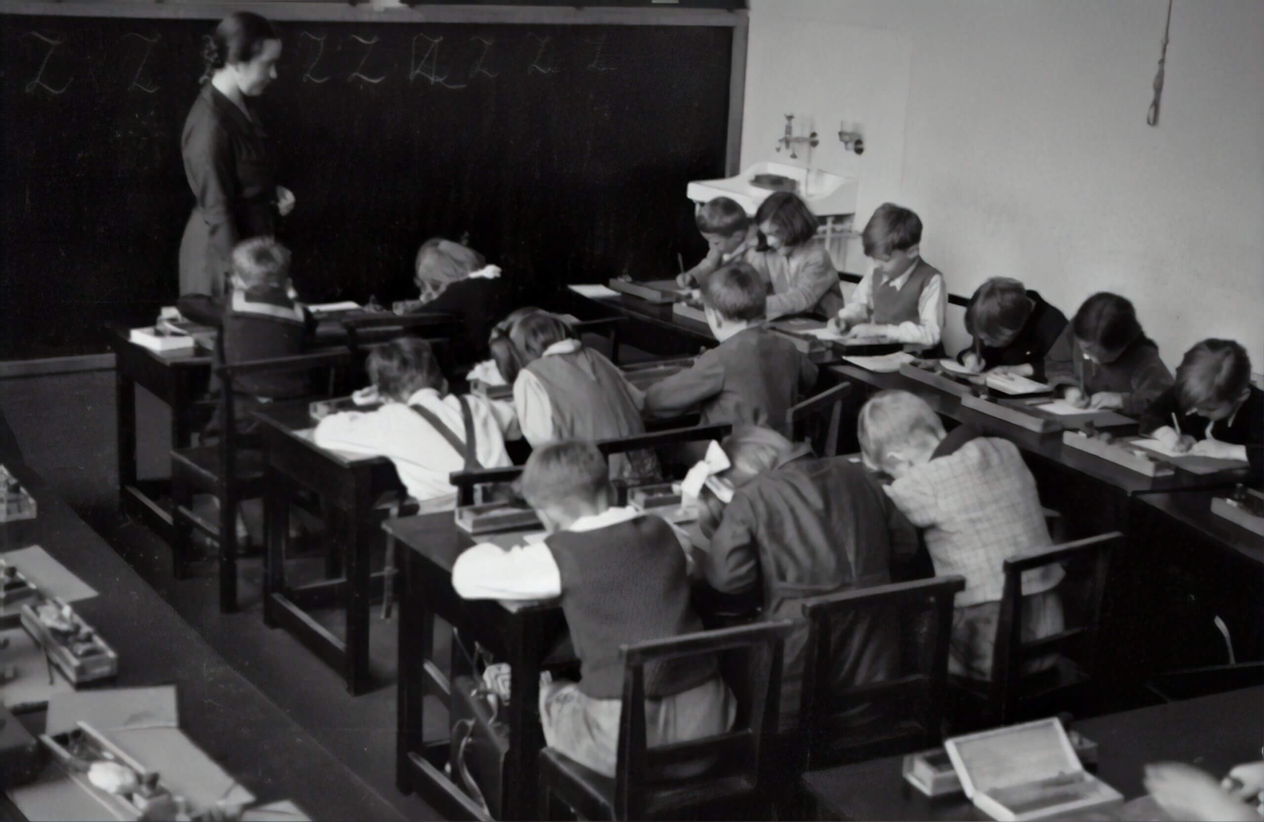 Crno bijela fotografija učenika u učionici