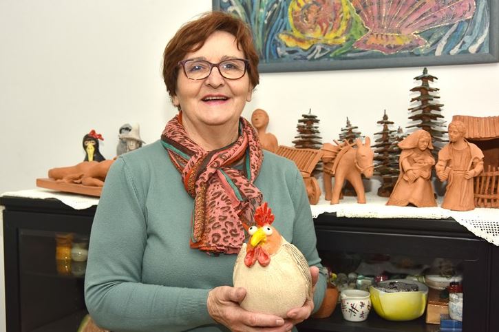 Umirovljenica Vesna Baćac sa svojim figuricama koje je napravila od gline