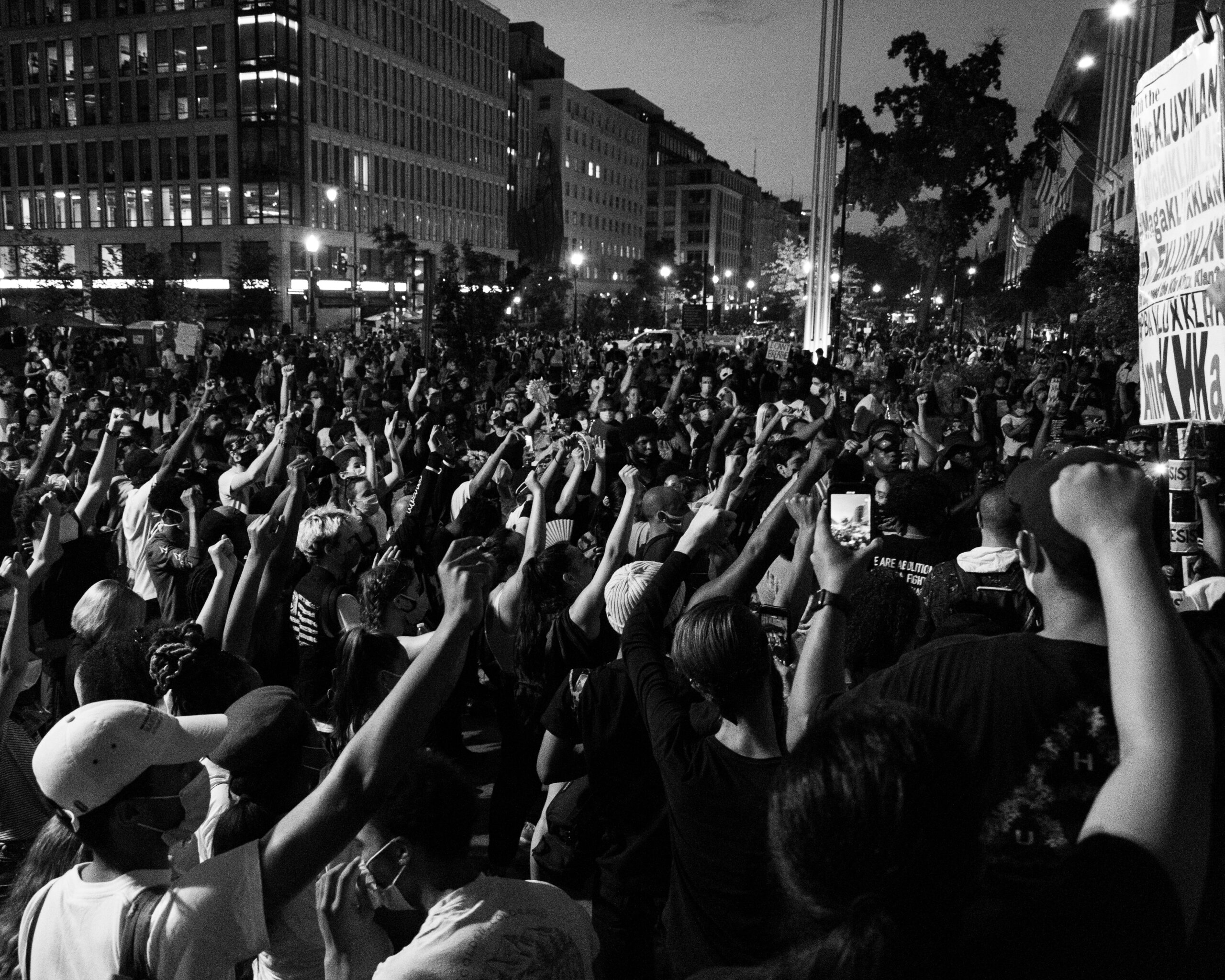 crno-bijela fotografija prosvjeda
