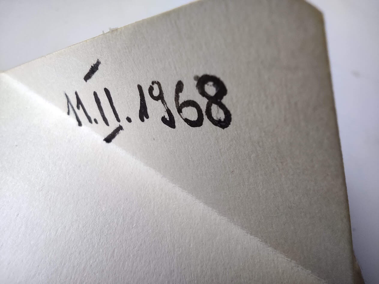 Presavinuti papir na kojemu piše datum
