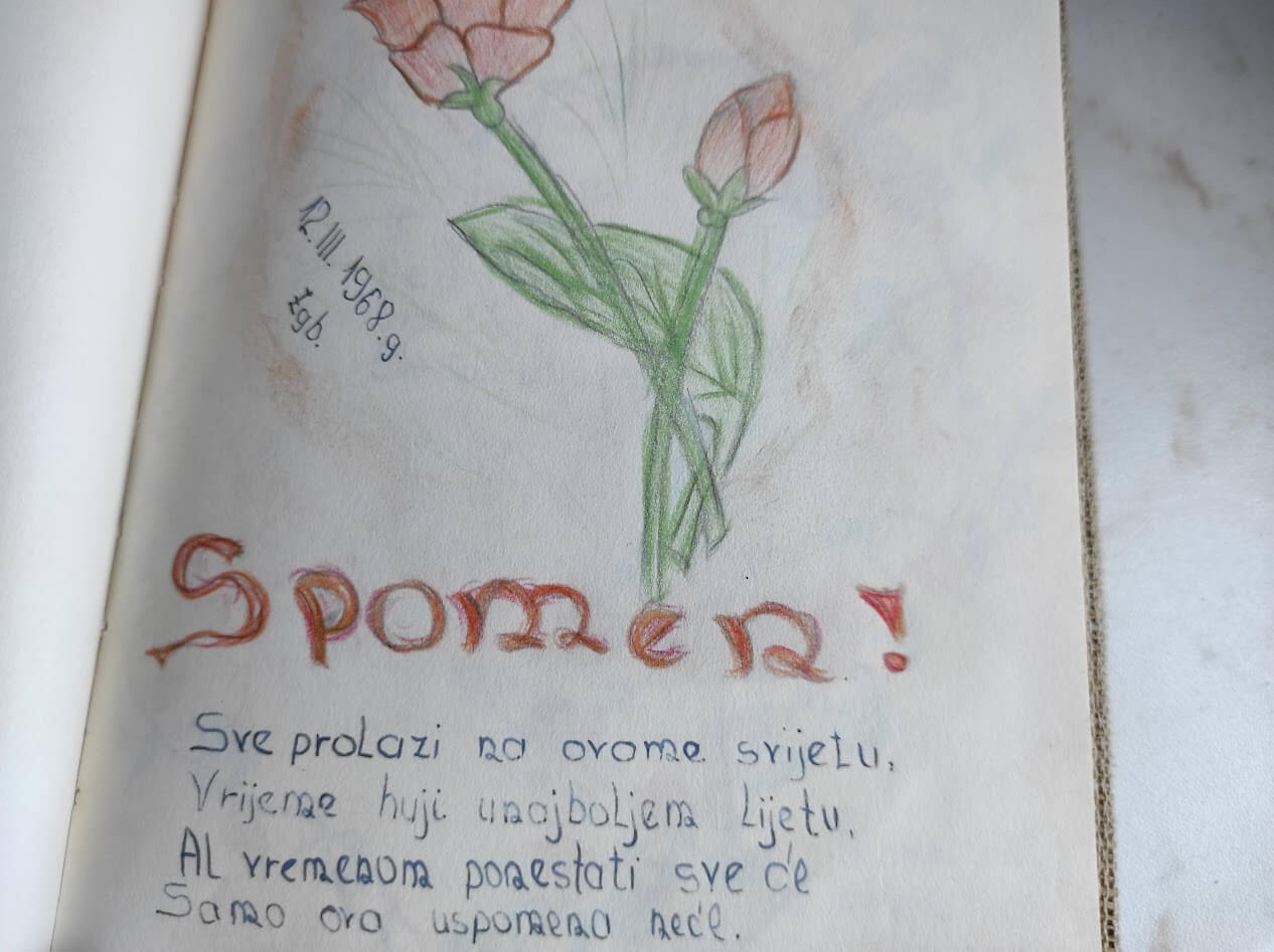 Nacrtani cvijet i ispisana poruka