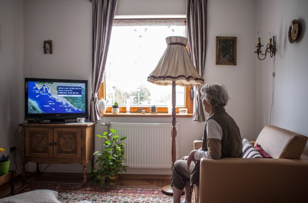 umirovljenica u stanu gleda televiziju