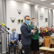 Tomislav Tomašević dobiva poklon od ravnateljice Doma za starije osobe
