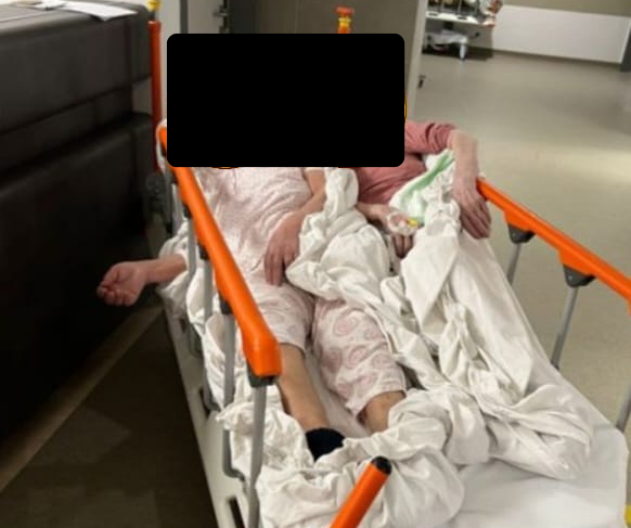 Dvije pacijentice leže u istom pomičnom krevetu u bolnici u Sisku