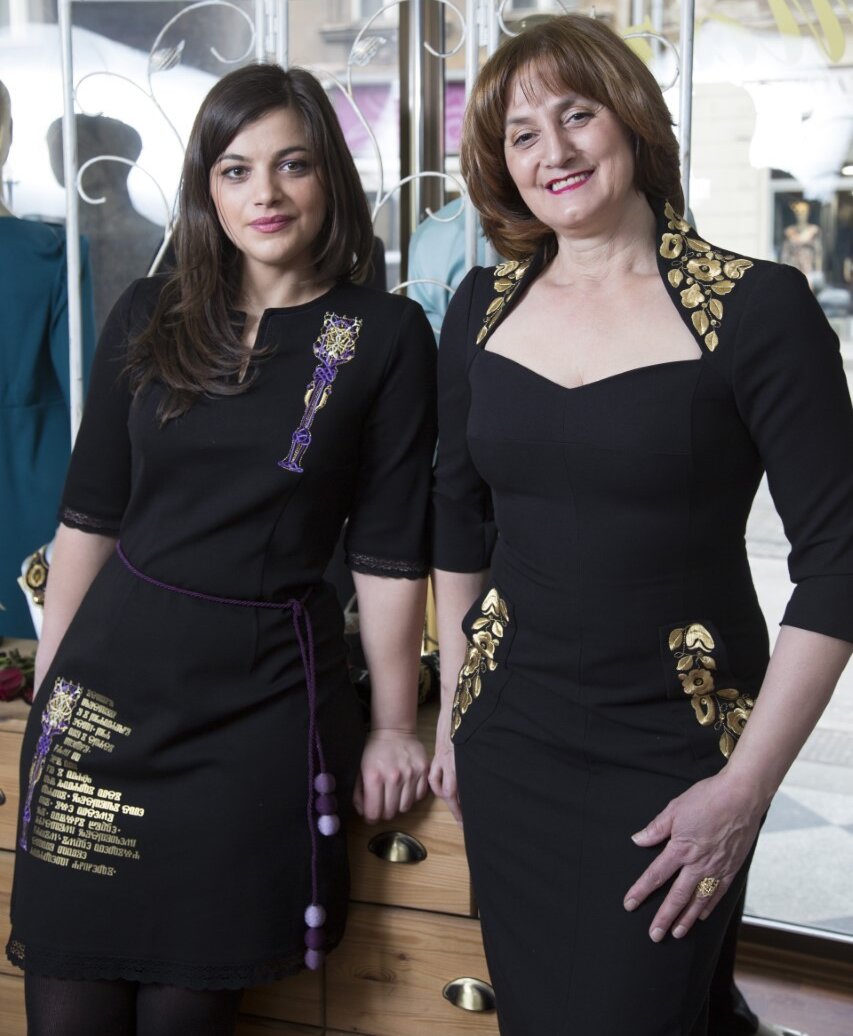 Vesna i Marija iz Etno Mare u haljinama svojeg dizajna