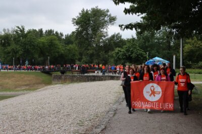 Puno ljudi u narančastim majicama hoda za oboljele od multiple skleroze