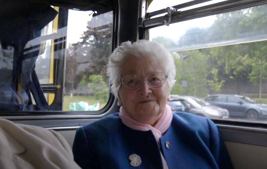 Máirín Hughes u autobusu