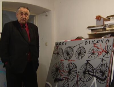 Boris Bućan pored svojih umjetničkih djela