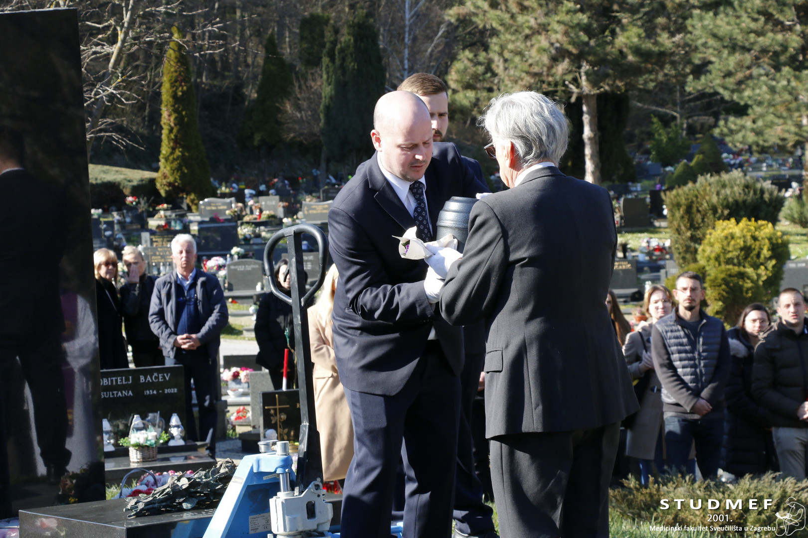 Zlatko u rukama drži urnu svoje supruge na ceremoniji polaganja urni