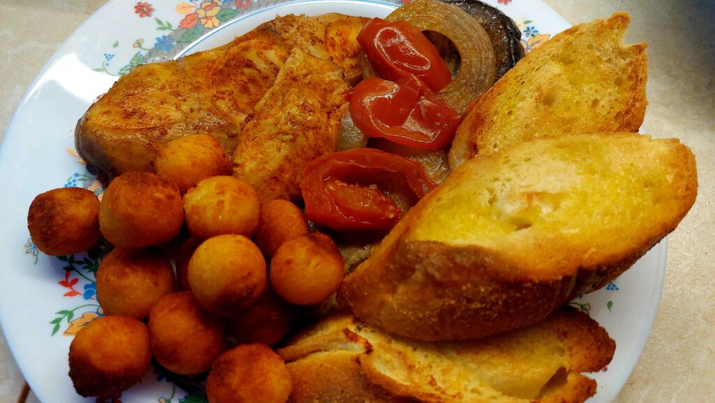 piletina s povrćem u vinu s kroketima i kruhom