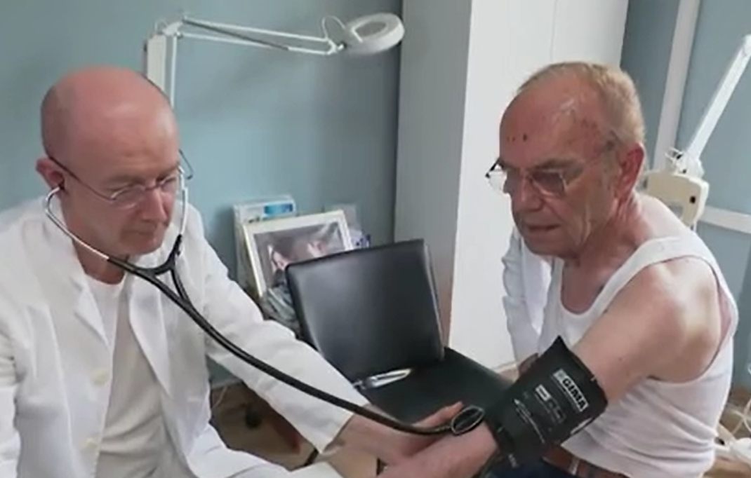 Liječnik pregledava umirovljenika