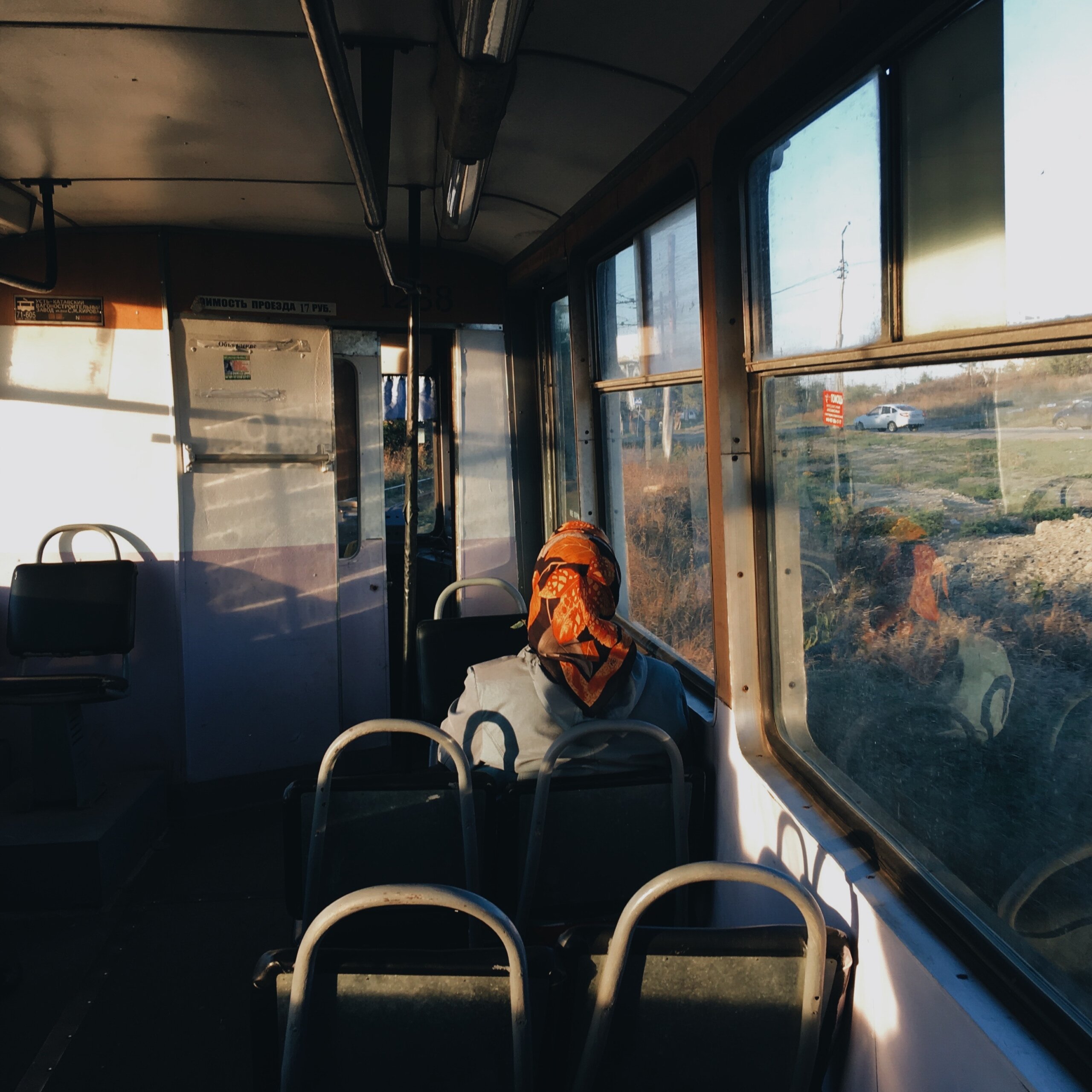 Starija žena s rupcem na glavi sama u autobusu