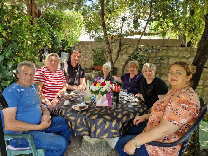 stogodišnjakinja Ana u svojem domu na proslavi rođendana s gostima