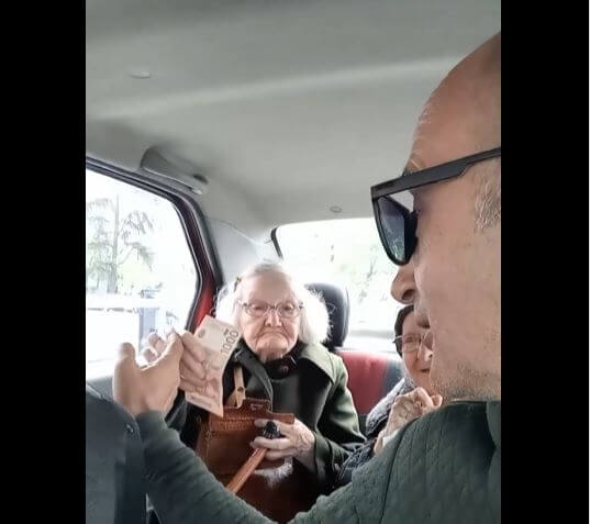 Taksist Milorad i dvije starije gospođe na zadnjem sjedištu