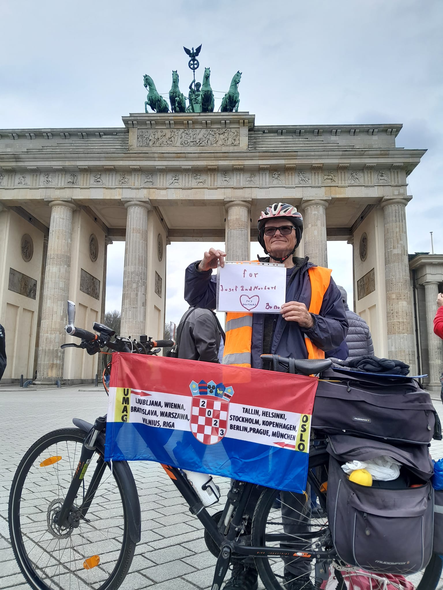 Umirovljenik Bono na putovanju u Berlinu