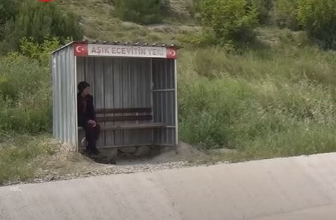 Umirovljenik Ecevit na autobusnoj stanici