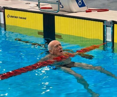 Umirovljenik Michael u bazenu na natjecanju u plivanju u Novom Zelandu