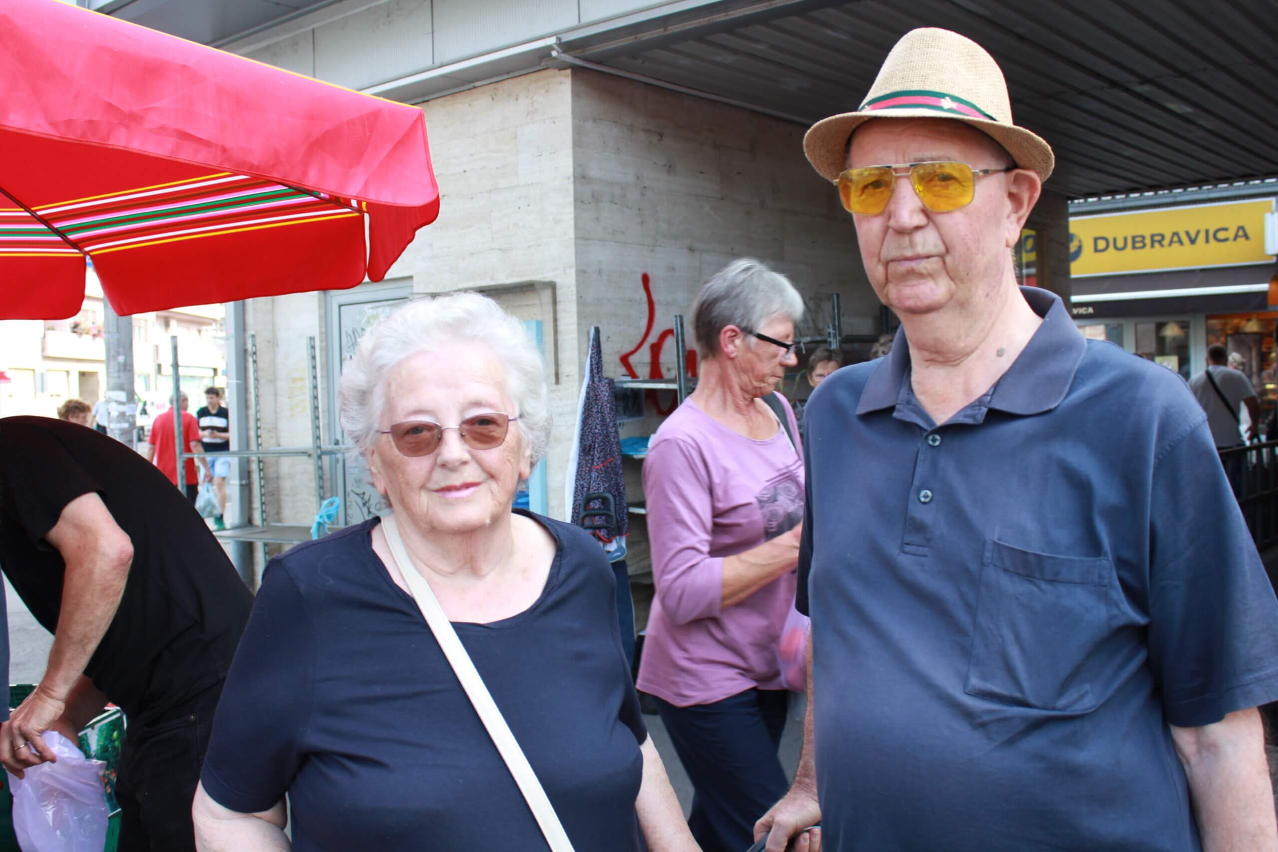 Bračni par Augustina i Stanko na tržnici