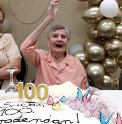 baka Ljuba na proslavi svojeg 100. rođendana