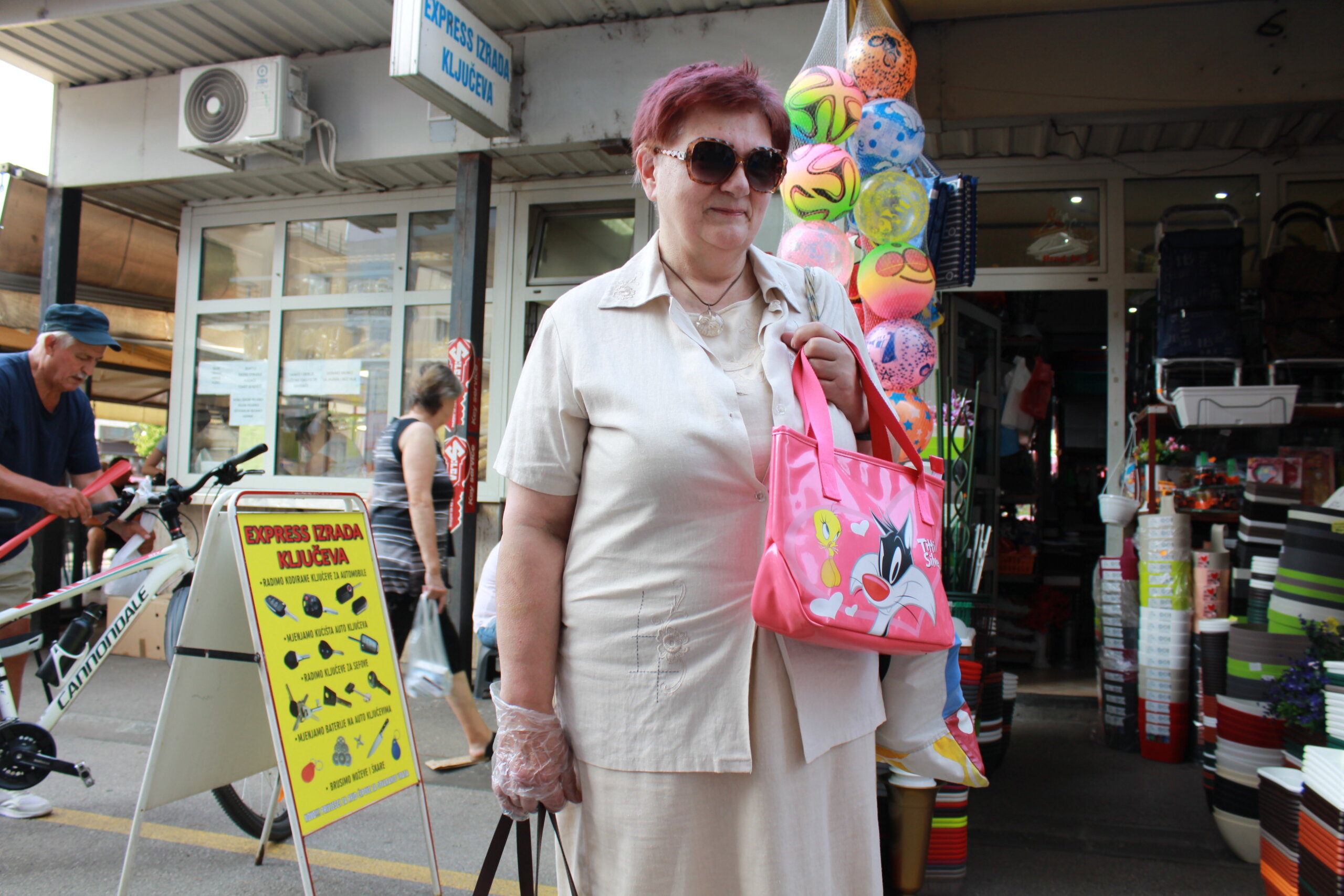 Umirovljenica Lidija pozira s torbom u rukama na ulici