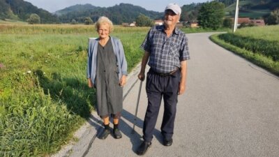 Umirovljenici Đurđa i Milan u šetnji