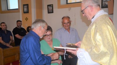 Bračni par Sokolović na obnavljaju bračnih zavjeta u crkvi pred svečenikom