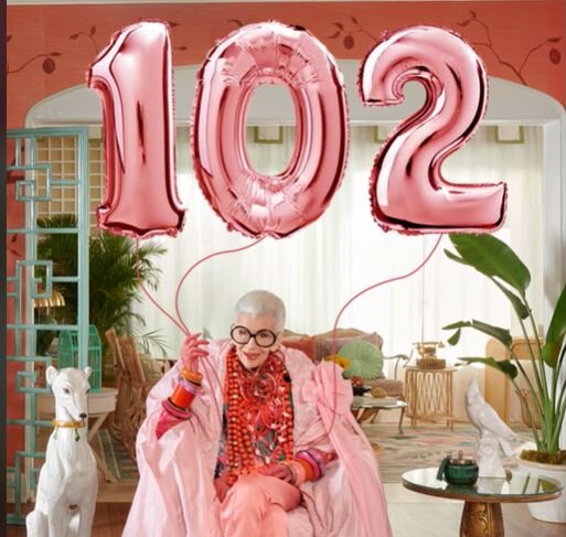 Iris Apfel s balonima na kojima je broj 102