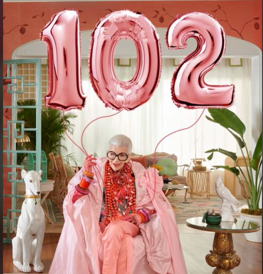 Iris Apfel s balonima na kojima je broj 102
