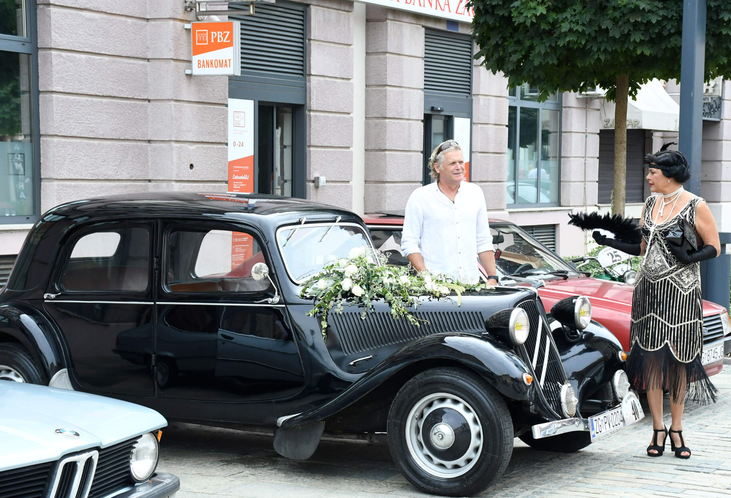 izložba starih automobila na ulici