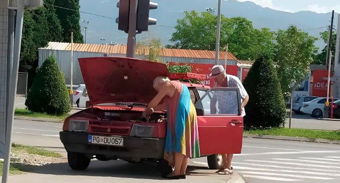 stariji bračni par popravlja automobil