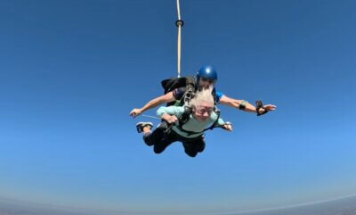 Umirovljenica skače padobranom uz instruktora
