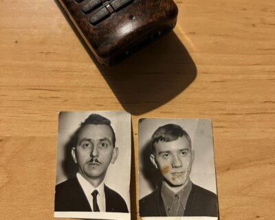 Dvije crno-bijele fotografije uz stari mobitel