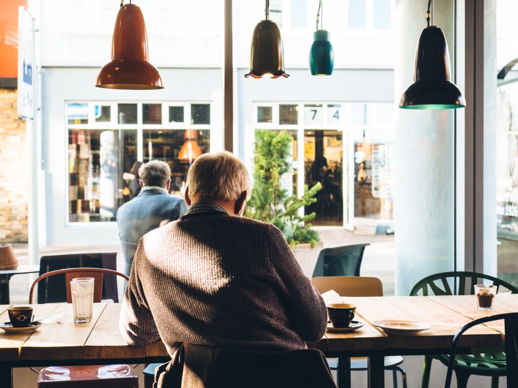 Umirovljenik sjedi u restoranu