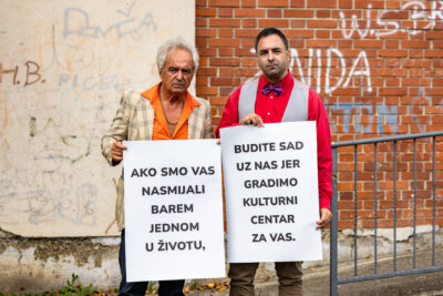 Glumci Kerekeš, Ljubomir i Jan s natpisom o kuturnom centru