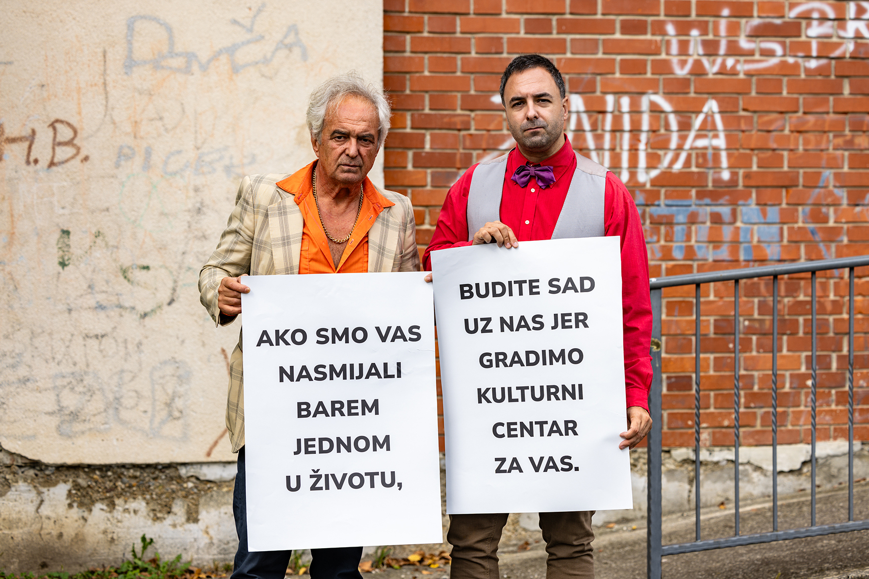 Glumci Kerekeš, Ljubomir i Jan s natpisom o kuturnom centru
