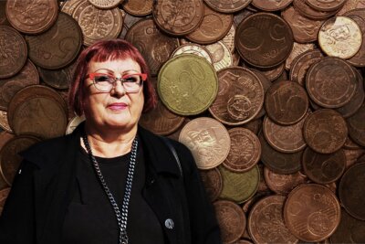 Jasna Petrović u prvom planu, kovanice centi u pozadini