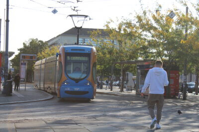 plavi tramvaj na tračnicama