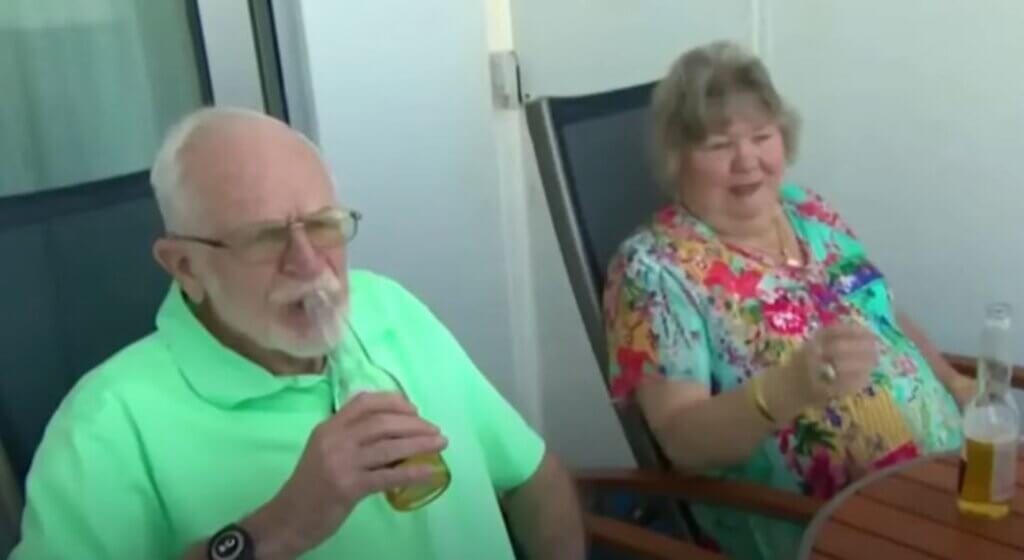 Umirovljeni bračni par sjedi na kruzeru uz pivo u ruci