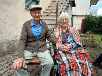 Umirovljenik sa svojom suprugom sjedi u dvorištu