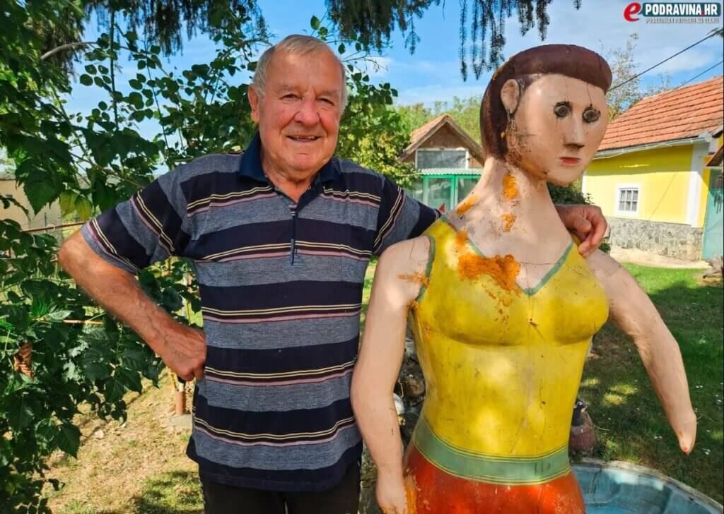 Umirovljenik Stjepan u svojem dvorištu grli drvenu skulpturu svoje supruge