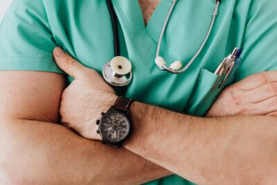 Liječnik u zelenoj kuti s orekriženim rukama i stetoskopom