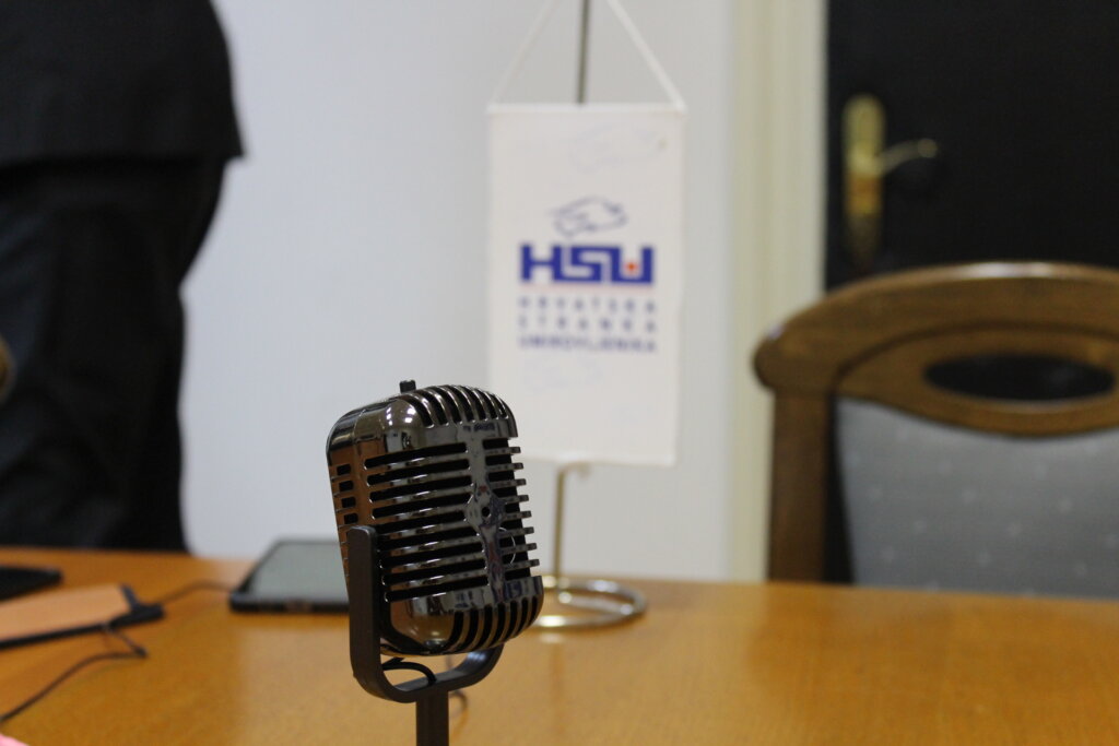 HSU natpis na papiru pored mikrofona