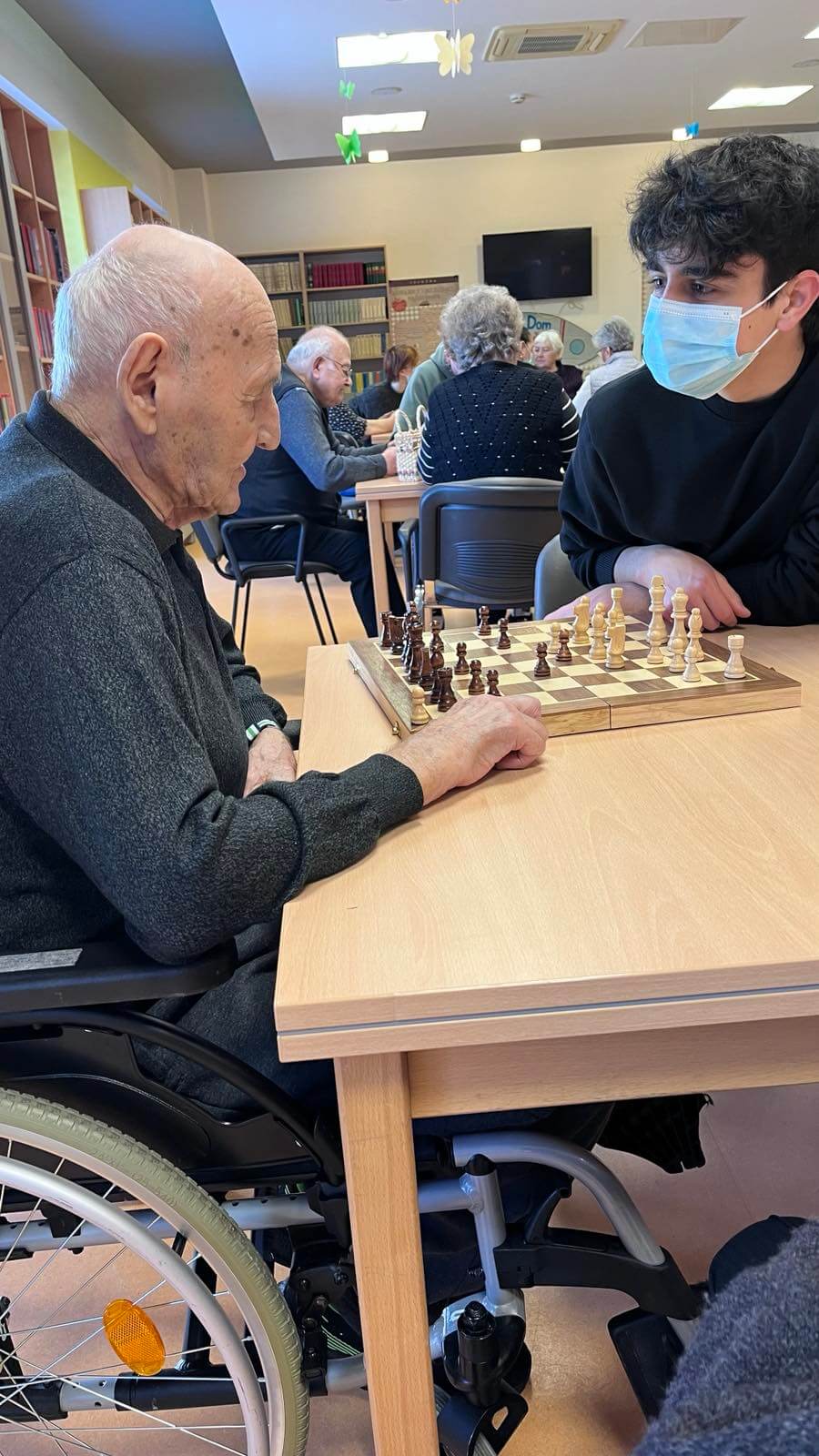 Umirovljenik i učenik igraju šah