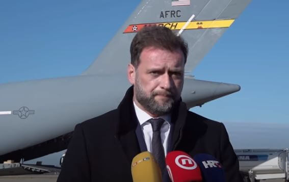 ministar banožić ispred helikoptera