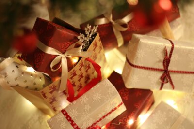 Zapakirani božićni pokloni u ukrasnoj vrećici pod božićnim drvcem