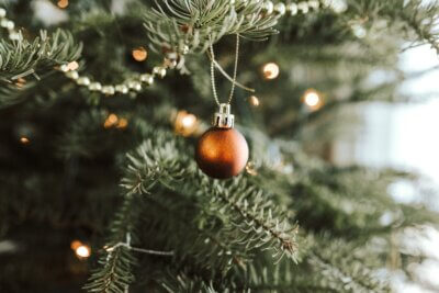 Ukrasna kuglica na božićno drvcu