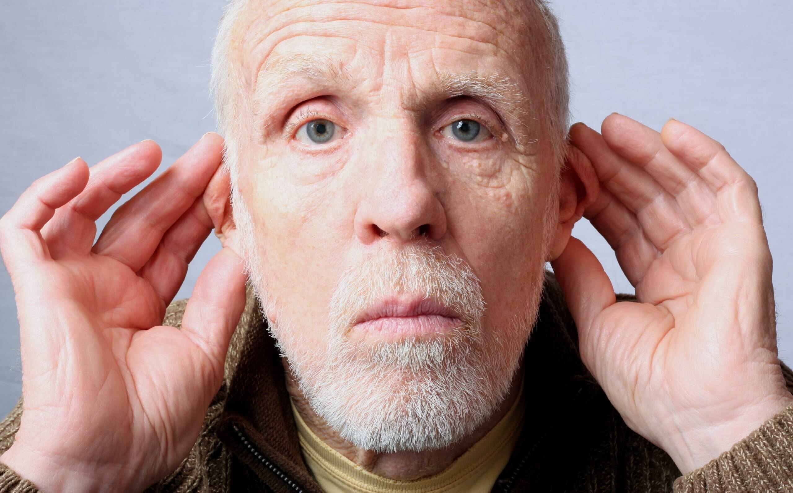 Staračka nagluhost ili prezbiakuzija; problemi sa sluhom Umirovljenik ne čuje i drži se za uši
