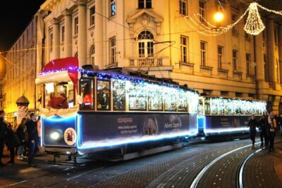 Zagrebački tramvaj ukrašen lampicama i s kapom Djeda Božićnjaka