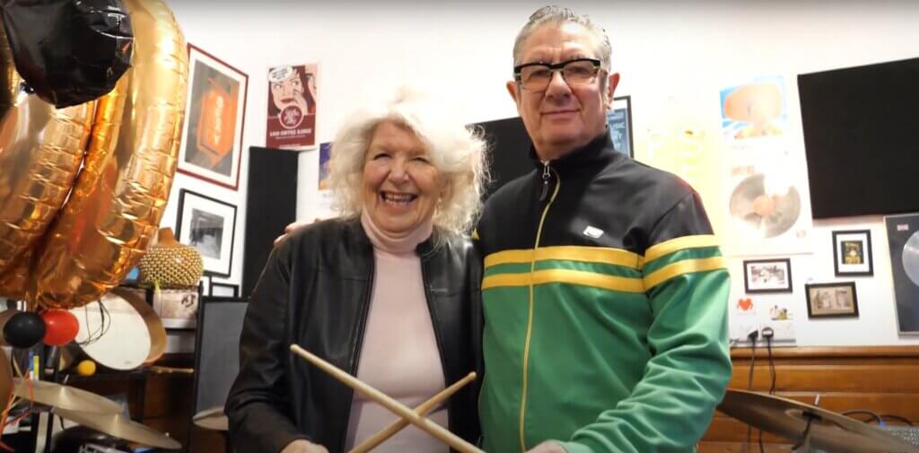 90-godišnja Barbara McInnis i jedan od osnivača benda Simply Red, Chris Joyce, zajedno sviraju bubnjeve.